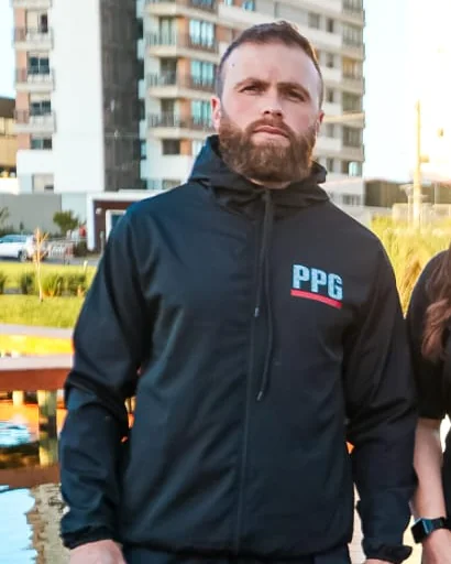Aluno vestindo a Jaqueta Corta-Vento PPG, frente