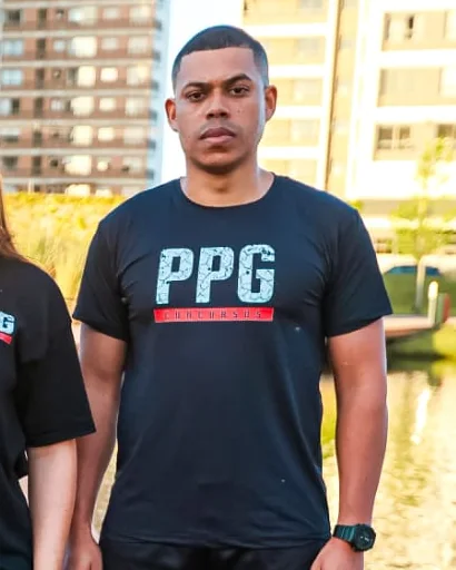 Aluno vestindo a camiseta Dry Fit PPG, frente