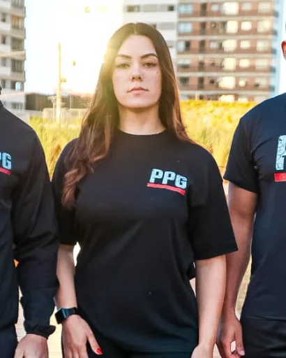 Aluna vestindo a camiseta Oversized PPG, frente